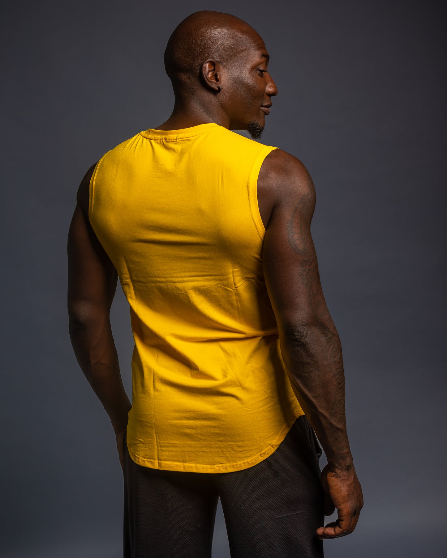 Men’s yellow sleeveless muscle shirt, lightweight breathable fitness top, ideal for boxing and gym training