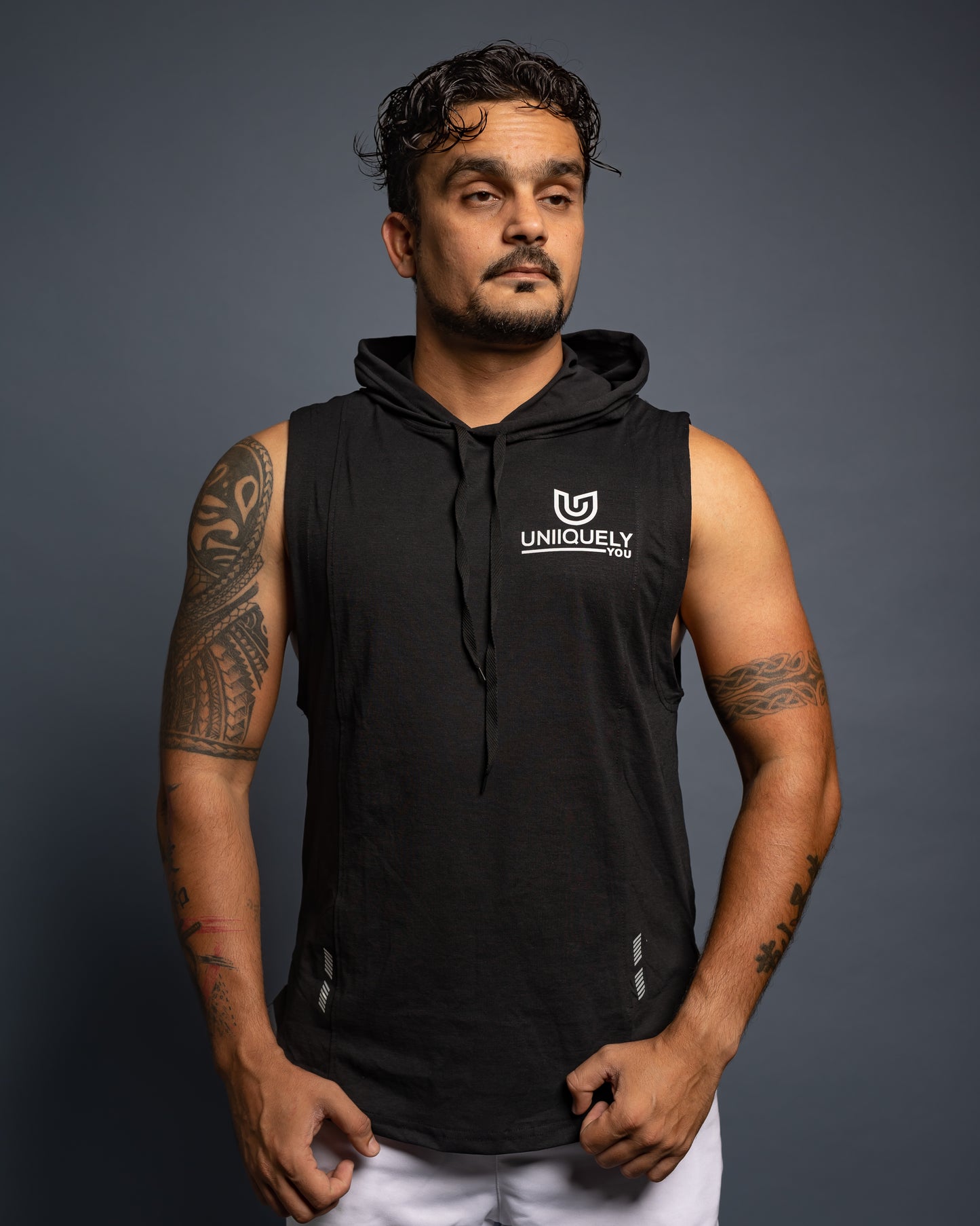 Men’s Black sleeveless workout hoodie, breathable athletic fabric, lightweight gym hoodie with slim fit