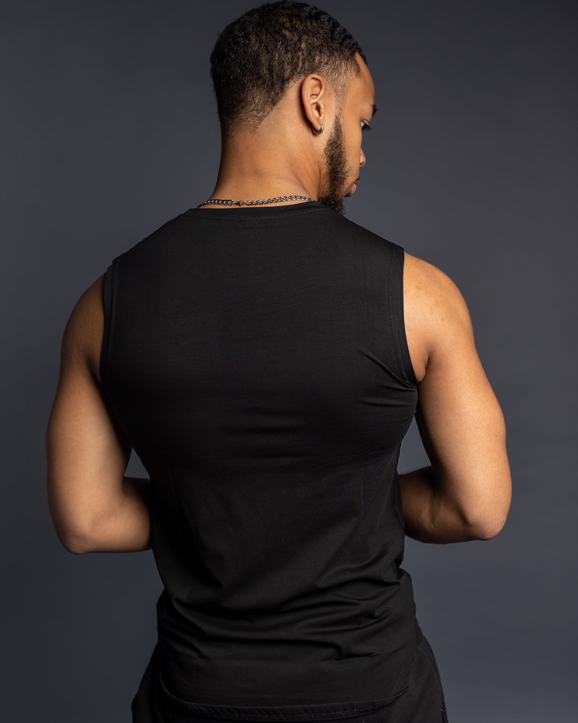 Men’s Black sleeveless muscle shirt, lightweight breathable fitness top, ideal for boxing and gym training