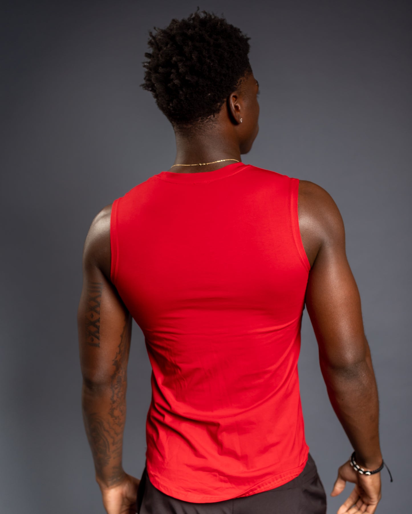 Men’s red sleeveless muscle  Tank shirt, lightweight breathable fitness top, ideal for boxing and gym training